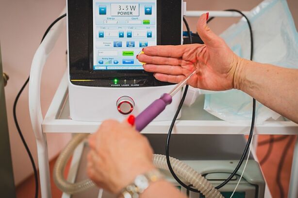 Device that uses intravascular laser coagulation to treat varicose veins