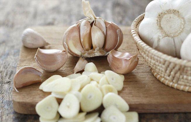 Garlic - a folk remedy for strengthening the blood vessels of varicose veins